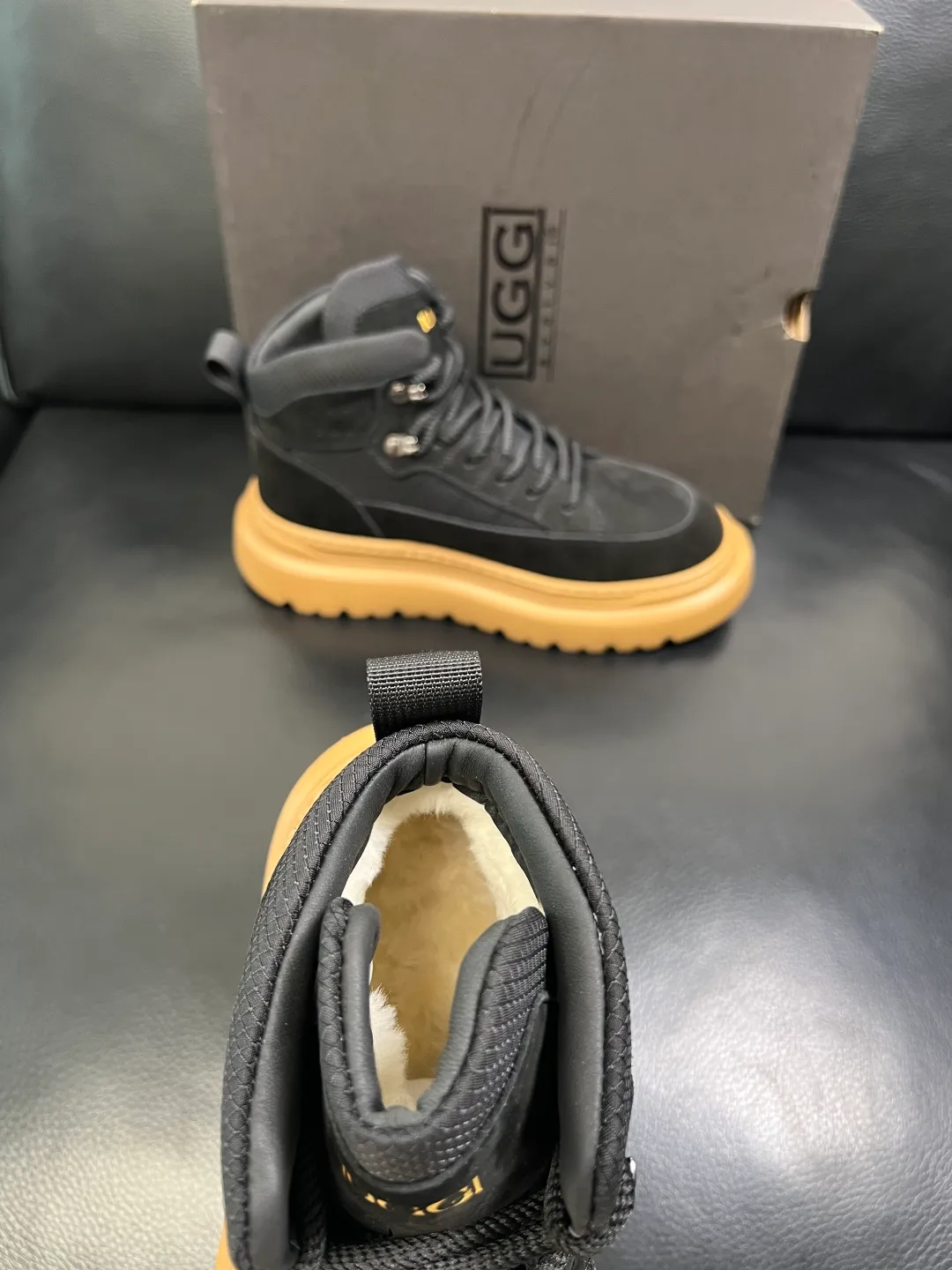 Men's men's shoes 💰740 UGG High-quality top crafts. Original configuration is available at the counter simultaneously. Original cowhide fabric imported from Italy, high-quality splicing technology, fully imported lambswool lining. Sole: Original sole is specially provided by the original factory and is super comfortable. Original factory and single goods are welcome to compare. Size 39-44